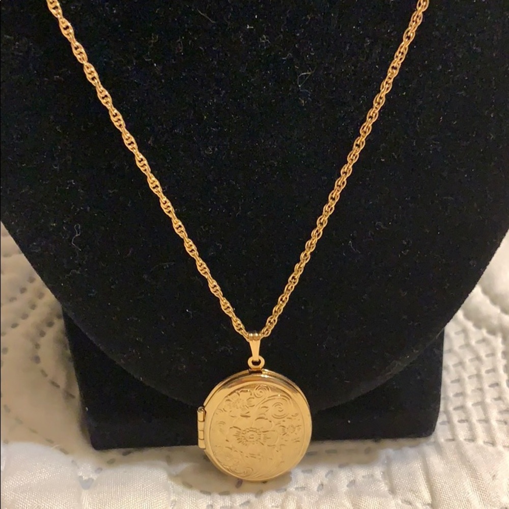 Gold tone vintage necklace with picture lock.
